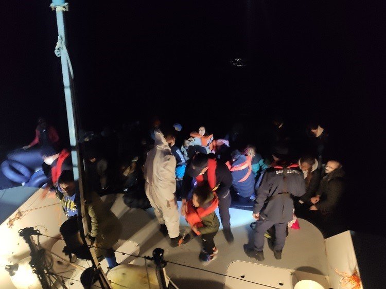 Ege Denizi’nde 40 göçmen yakalandı, 36 göçmen kurtarıldı