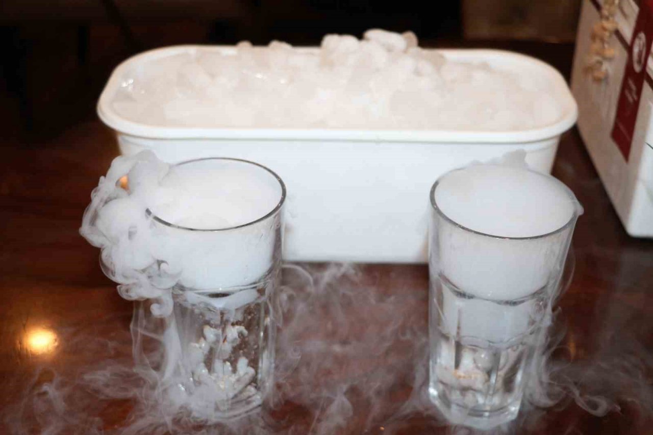 Kuru buz ile şoklanan ürünler dünyanın farklı noktalarına gönderiliyor