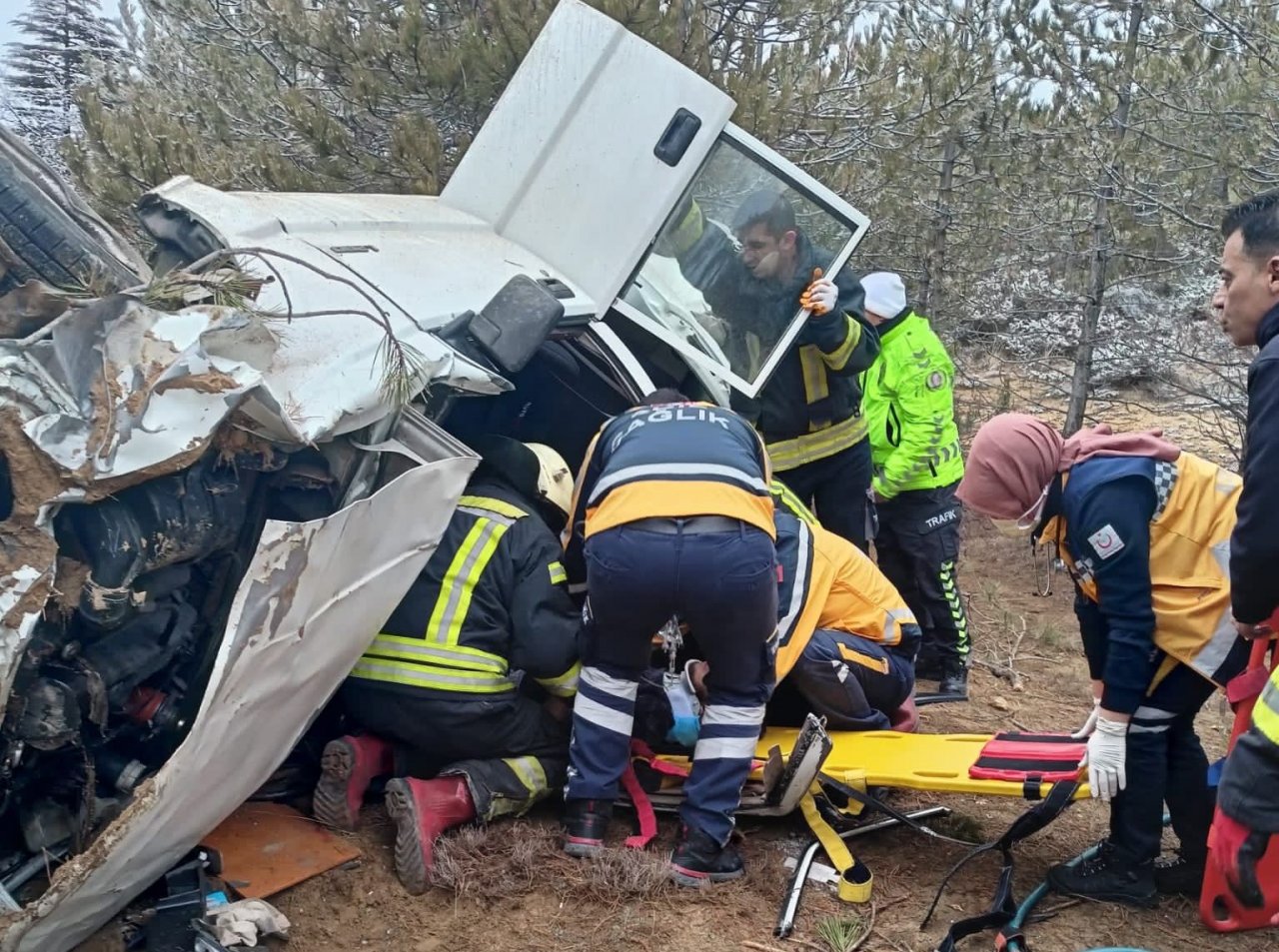 Kaza sonrası kamyonette sıkışan sürücüyü itfaiye kurtardı