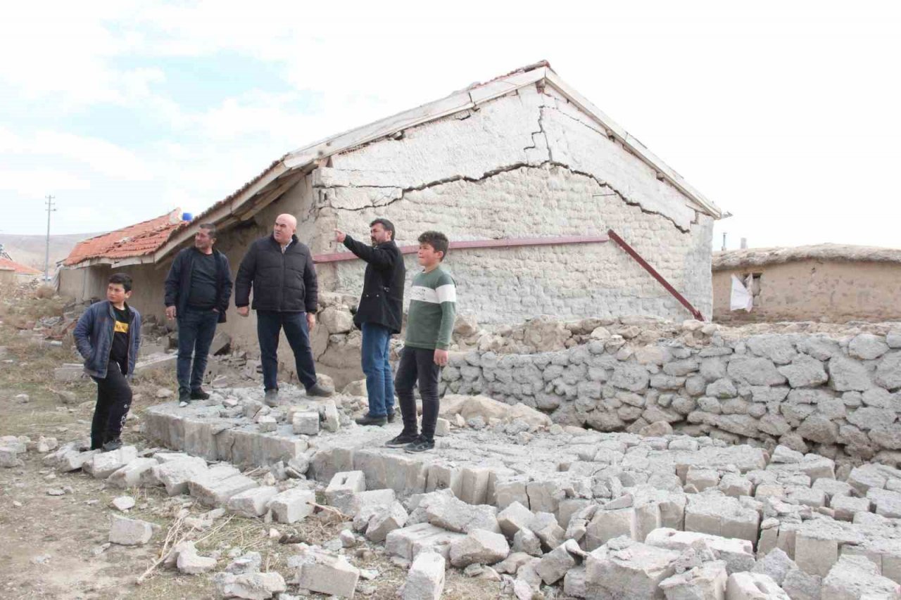 Şiddetli fırtına tonlarca ağırlığındaki çatıyı uçurdu, elektrik direklerini eğdi