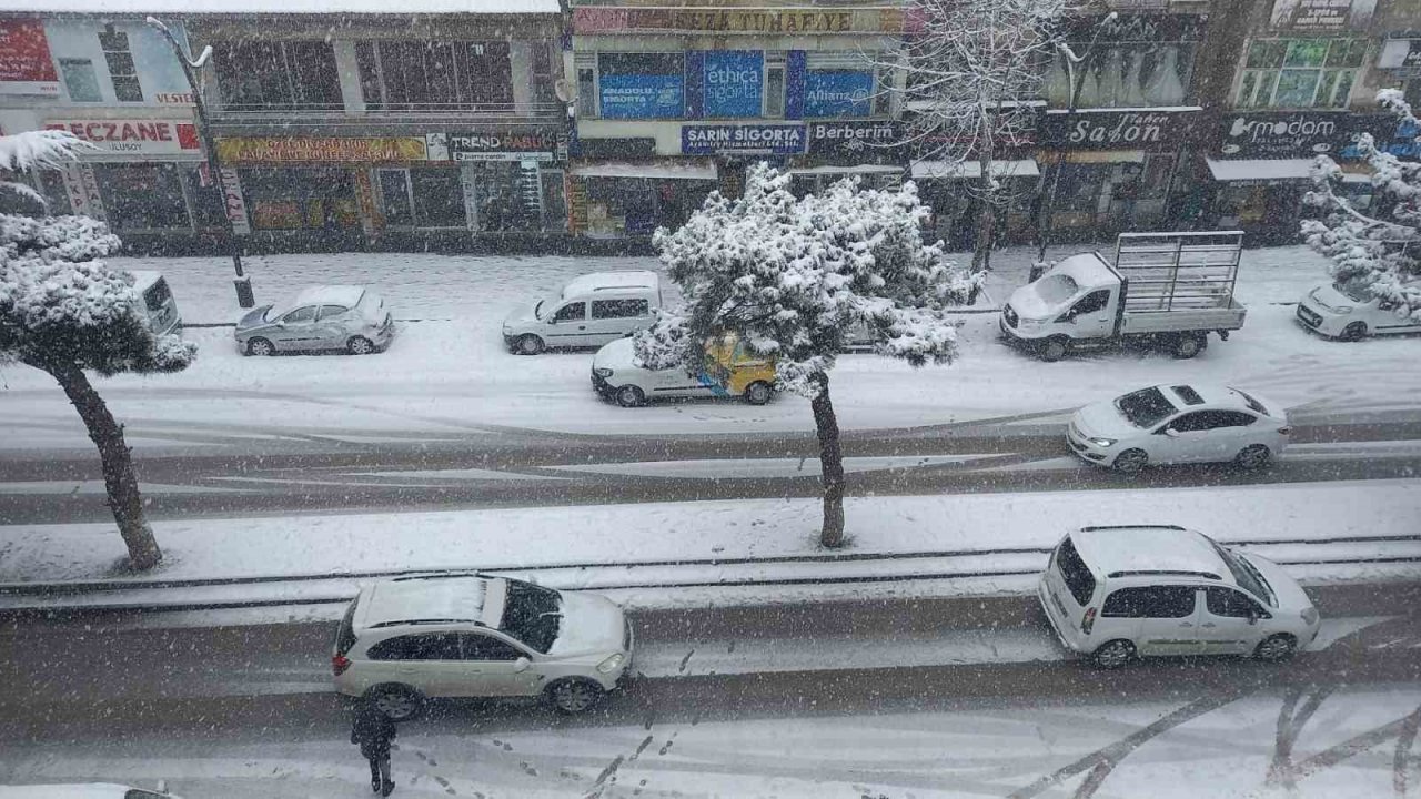 Bitlis’te kar yağışı etkisini sürdürüyor