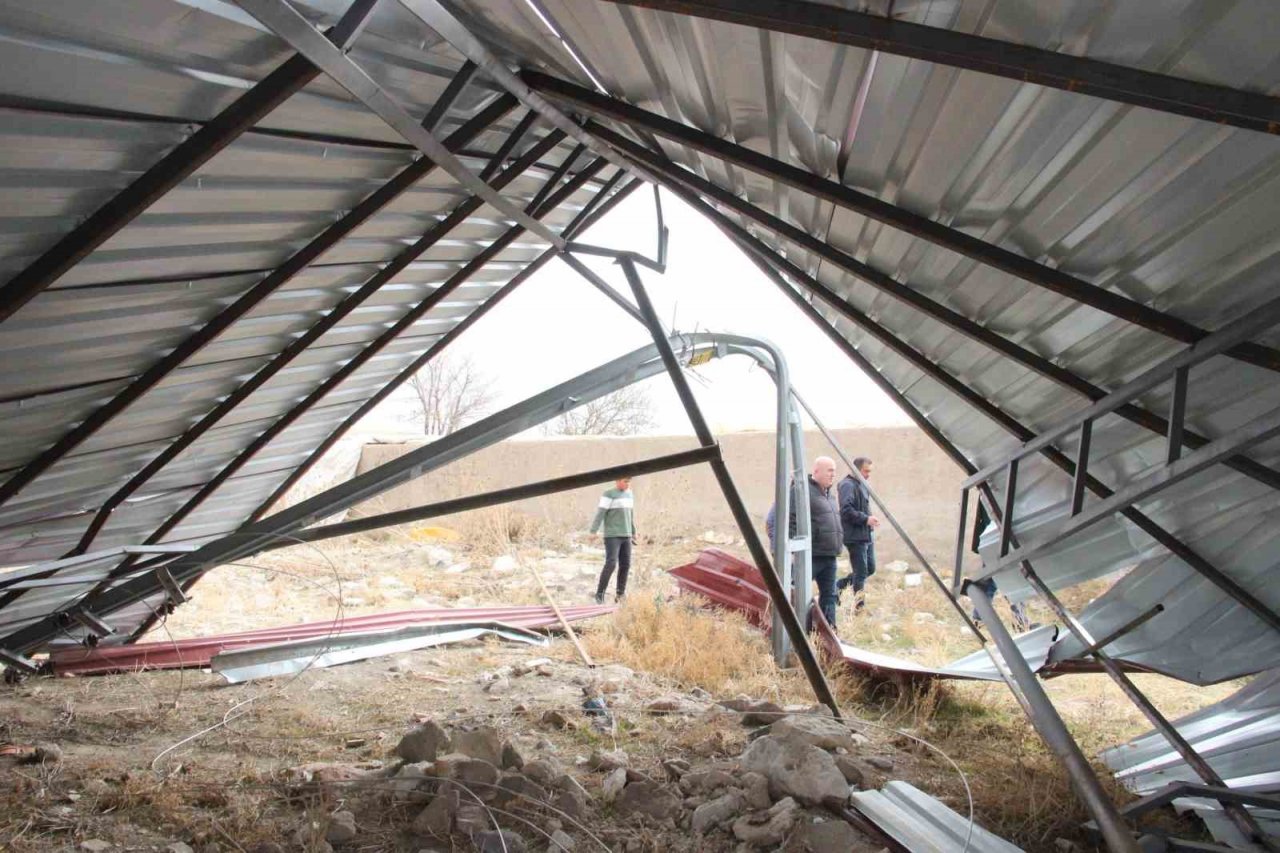 Şiddetli fırtına tonlarca ağırlığındaki çatıyı uçurdu, elektrik direklerini eğdi