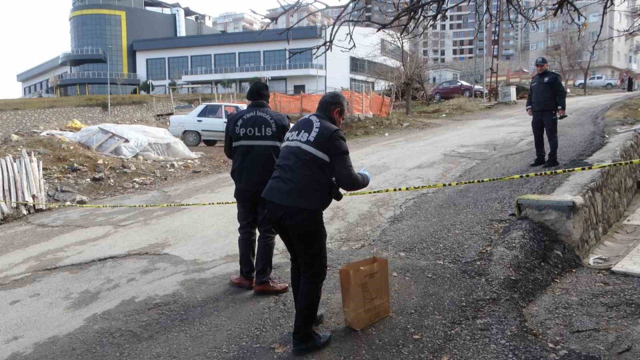 Boşanma aşamasındaki eşinin evini bastı: 2 yaralı