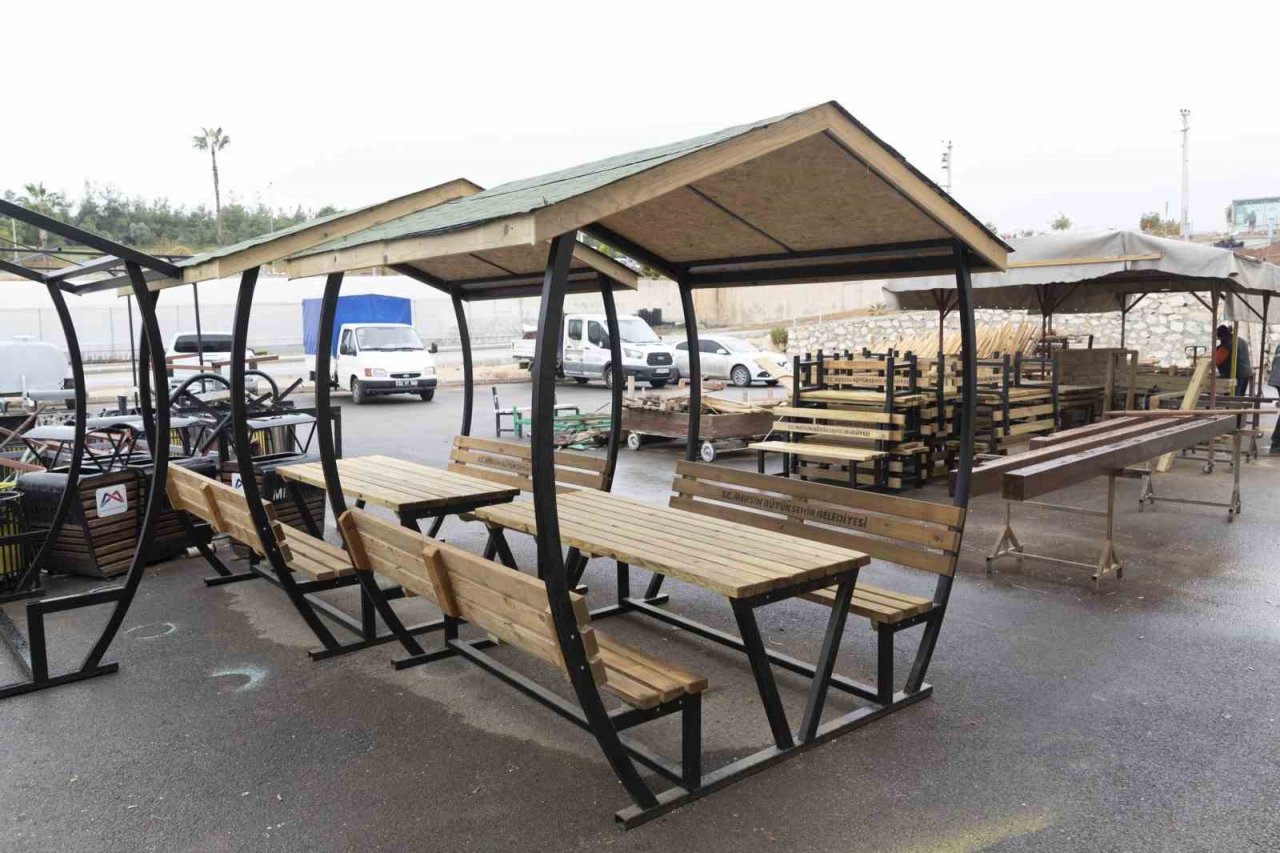 Mersin Büyükşehir Belediyesi marangoz atölyesi üretmeye devam ediyor