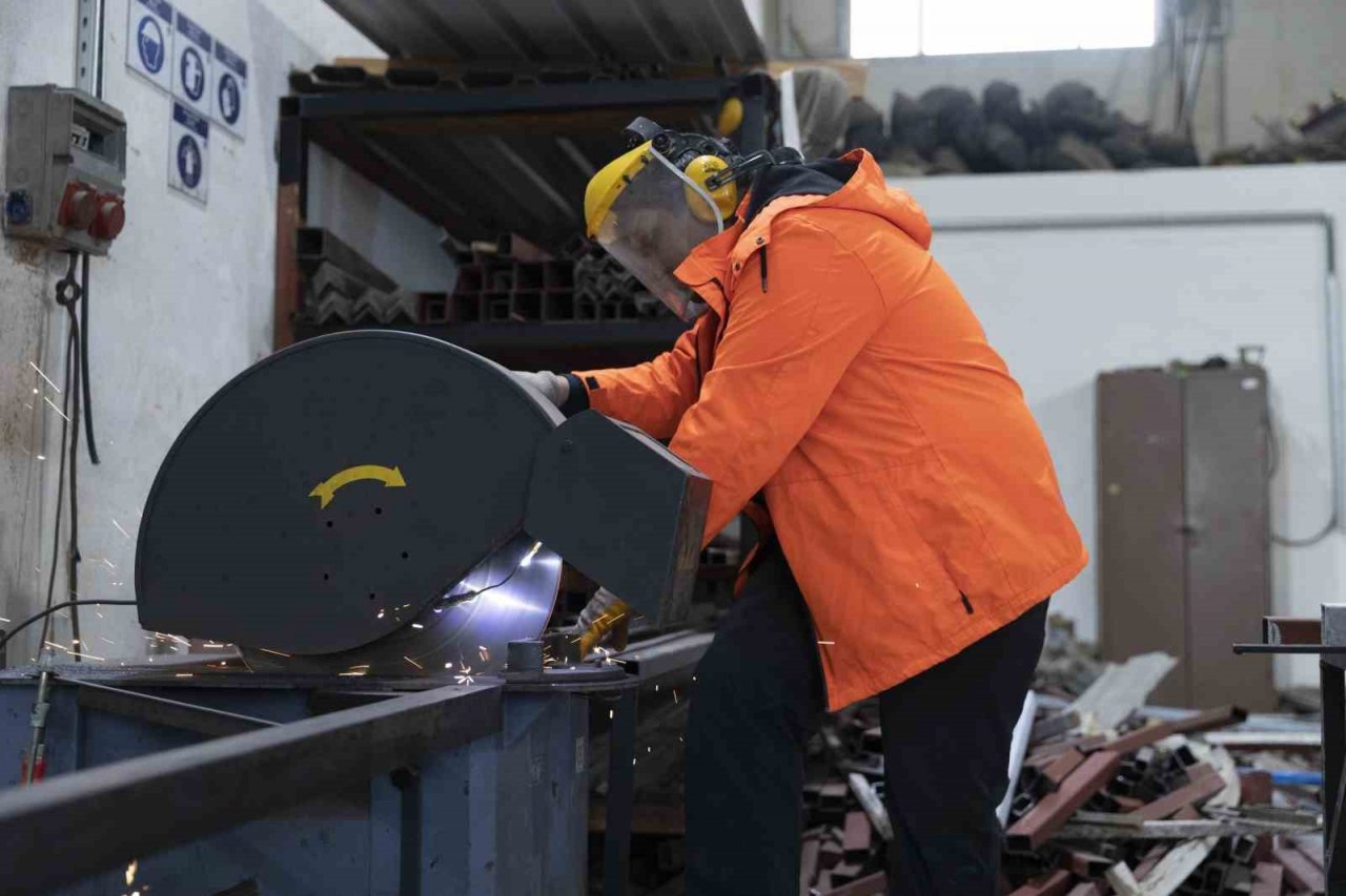 Mersin Büyükşehir Belediyesi marangoz atölyesi üretmeye devam ediyor