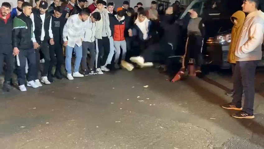 Çekmeköy’de halay çekenlerin arasına minibüsün daldığı anlar kamerada