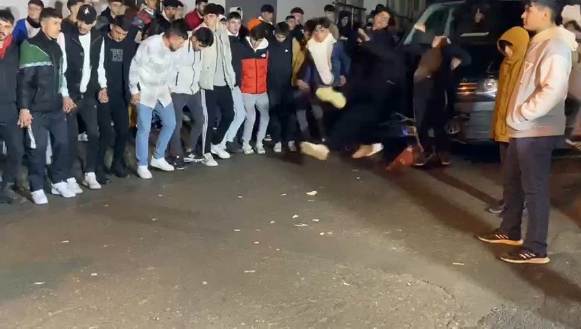 Çekmeköy’de halay çekenlerin arasına minibüsün daldığı anlar kamerada