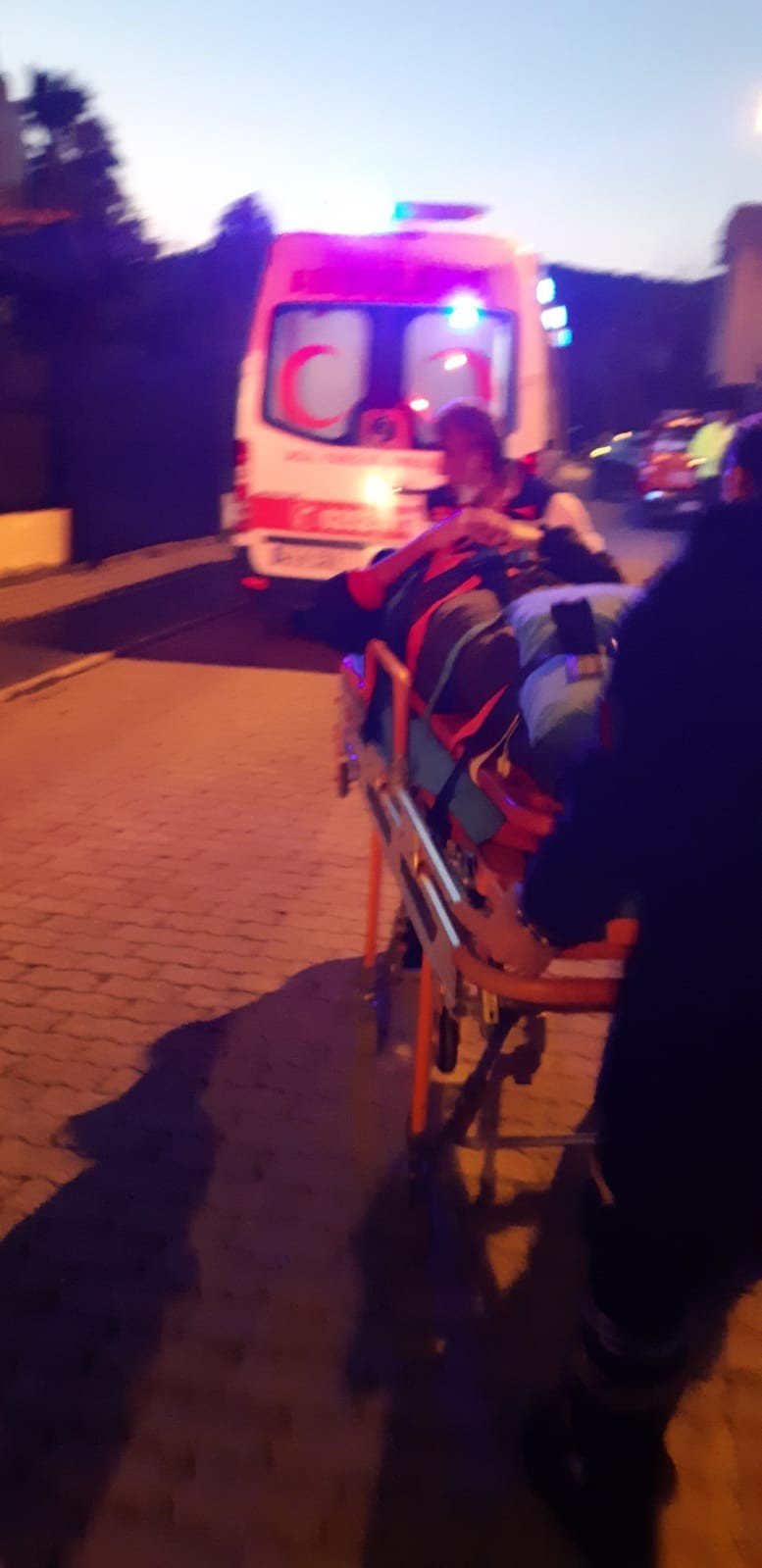 Dengesini kaybederek düşen elektrik ustası yaralandı