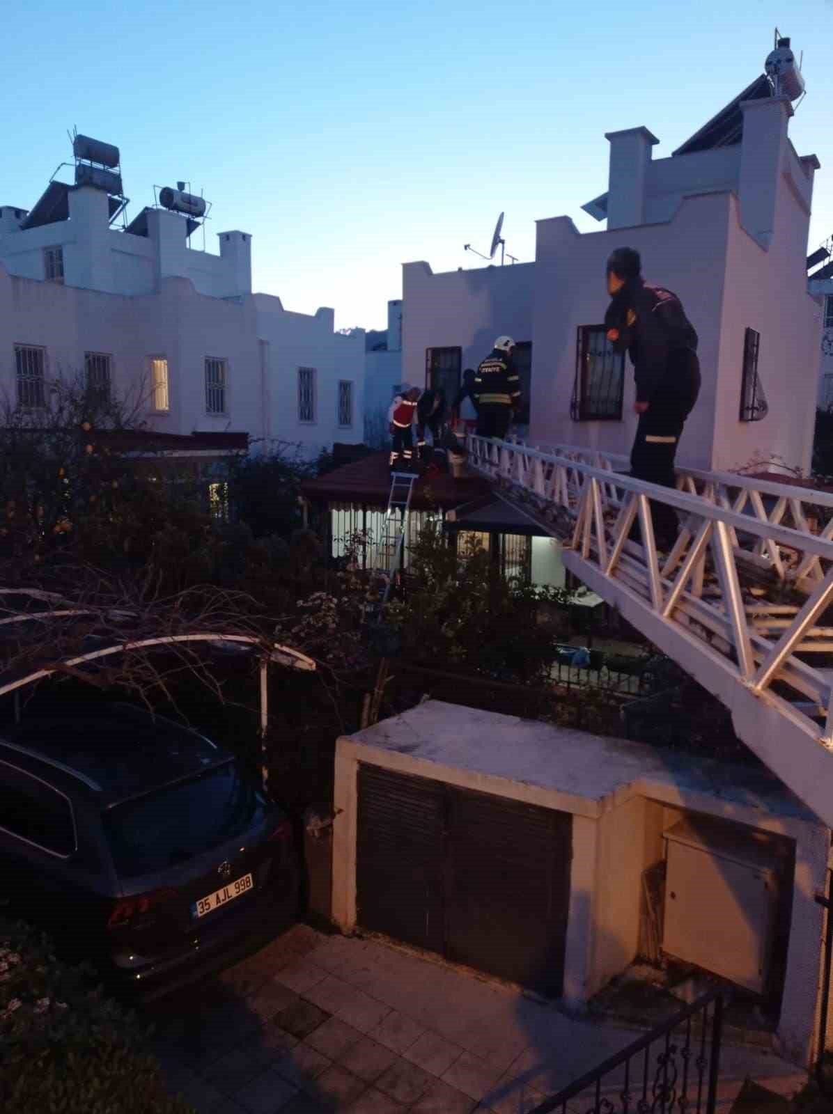 Dengesini kaybederek düşen elektrik ustası yaralandı