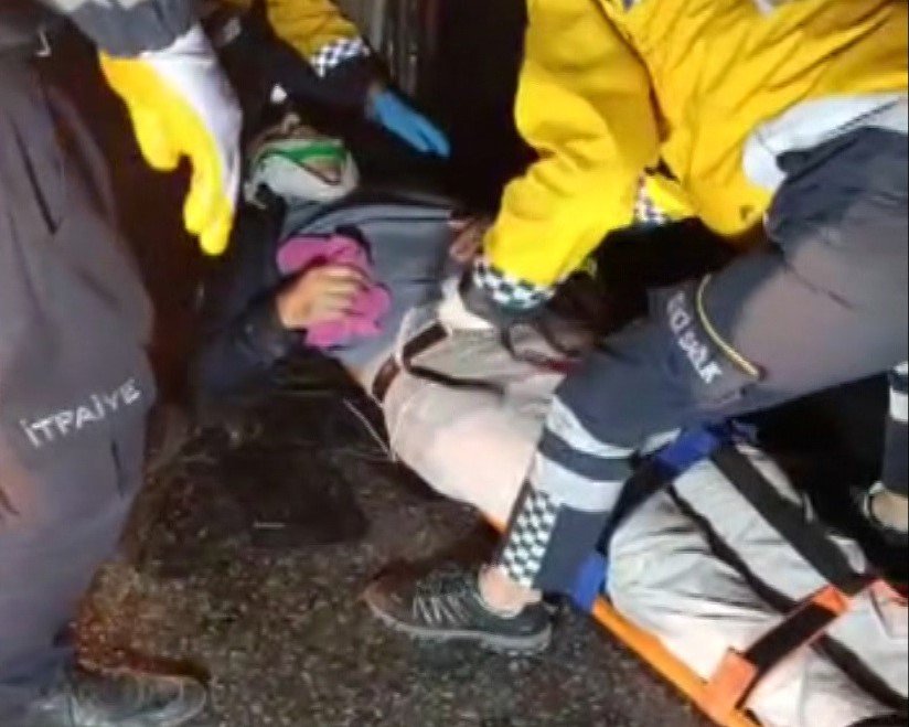 Kamyonda sıkışan sürücüyü, itfaiye ekipleri kurtardı