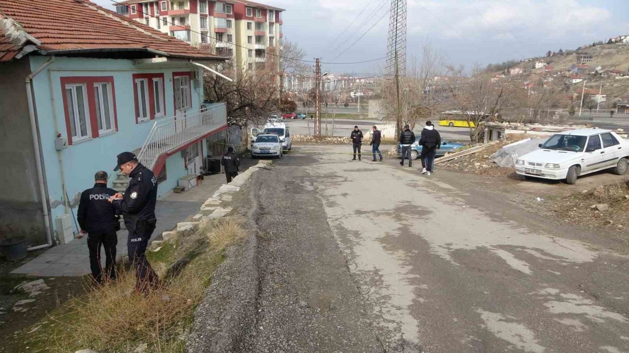 Boşanma aşamasındaki eşinin evini bastı: 2 yaralı