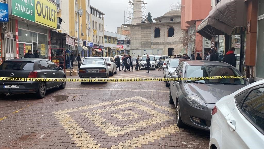 Cadde ortasında kavga ettiği şahıslara kurşun yağdırdı