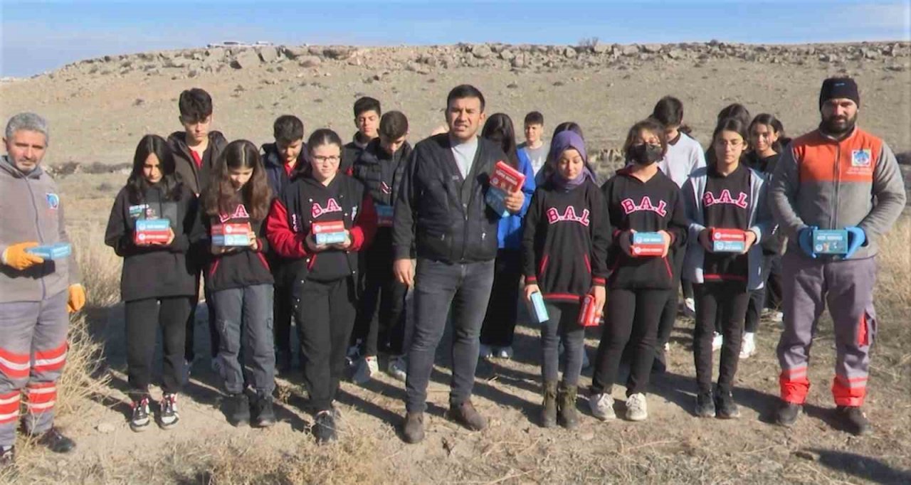 Melikgazi Belediyesi ve Öğrenciler Sokak Hayvanlarına Mama Dağıttı