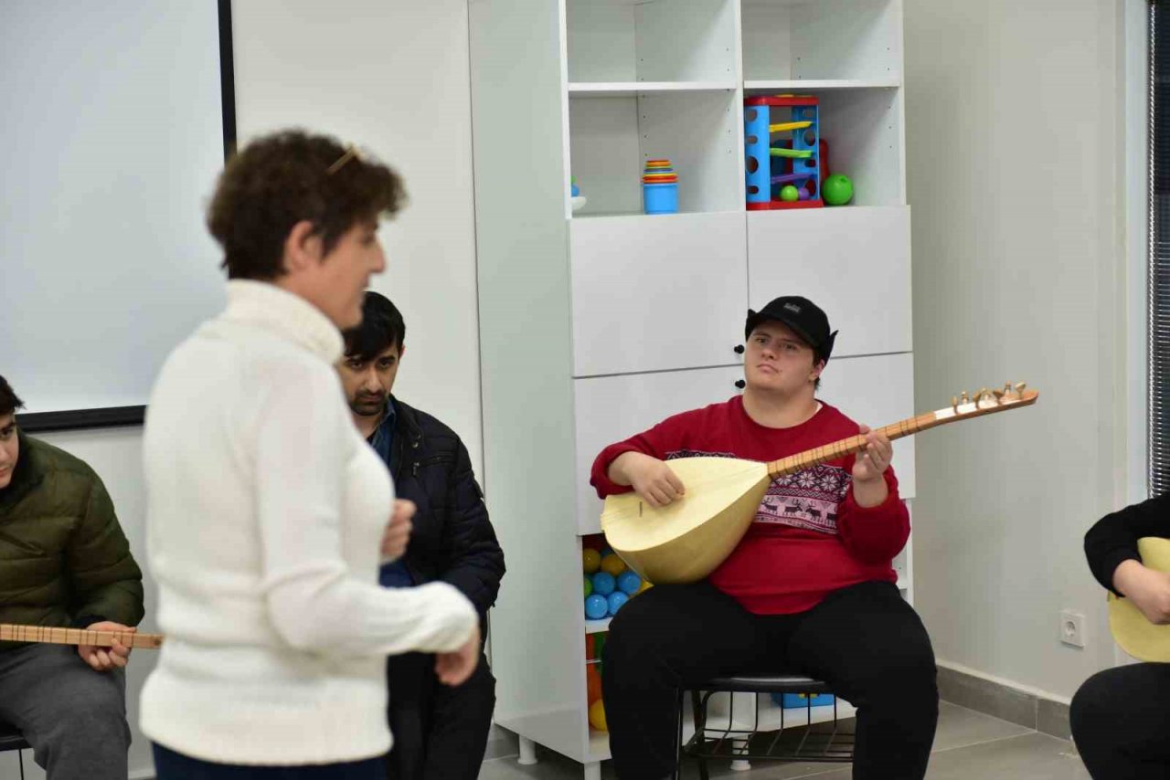 Tuzla Belediyesi Engelsiz Yaşam Merkezi’nde eğitimler aile sıcaklığında devam ediyor