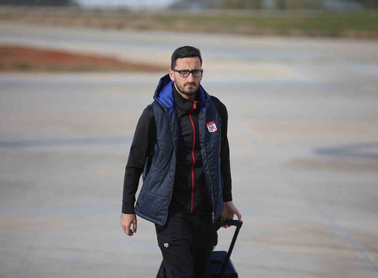 Sivasspor kafilesi 5 eksikle Alanya’da