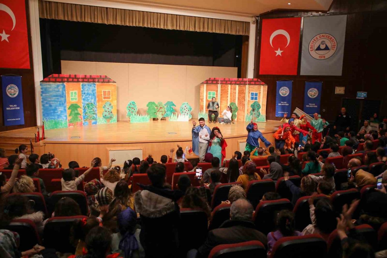 Talas’tan çocuklara karne hediyesi