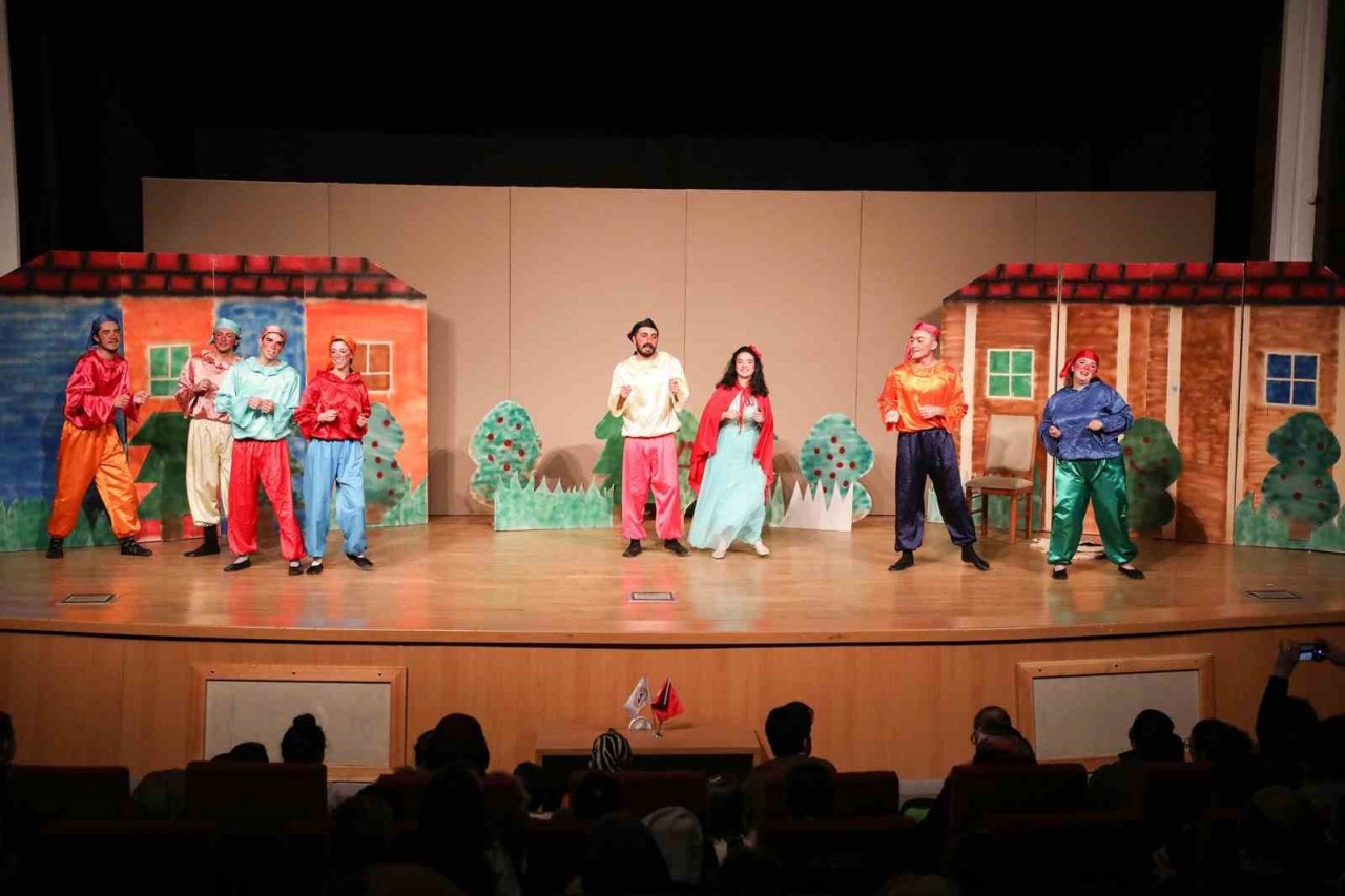 Talas’tan çocuklara karne hediyesi