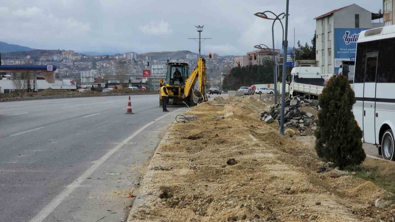 Açılışa hazırlanan karayolunun aydınlatma hattının elektrik kablolarını çaldılar