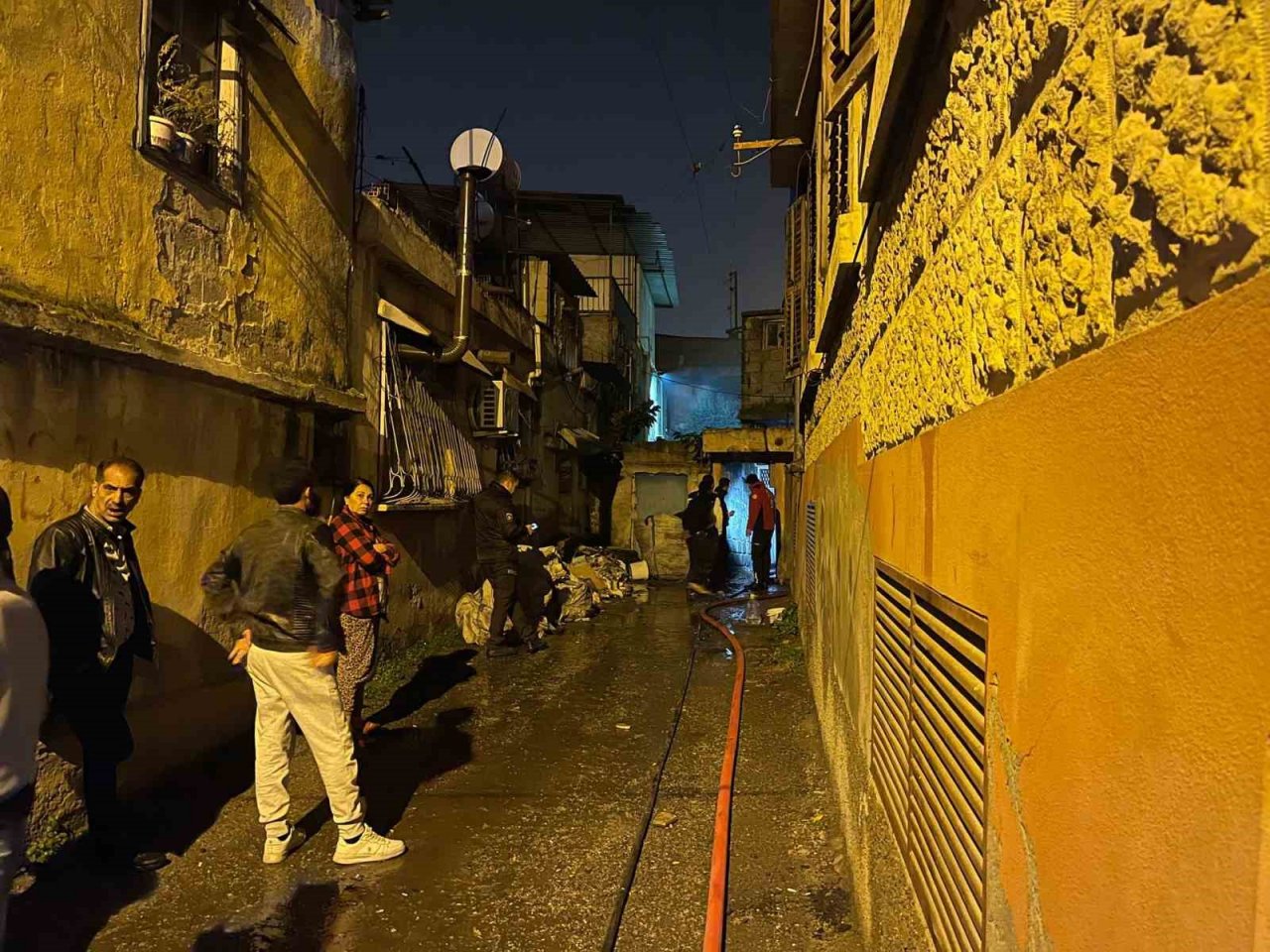 İtfaiye ekipleri yangında 5 çocuğu kurtardı