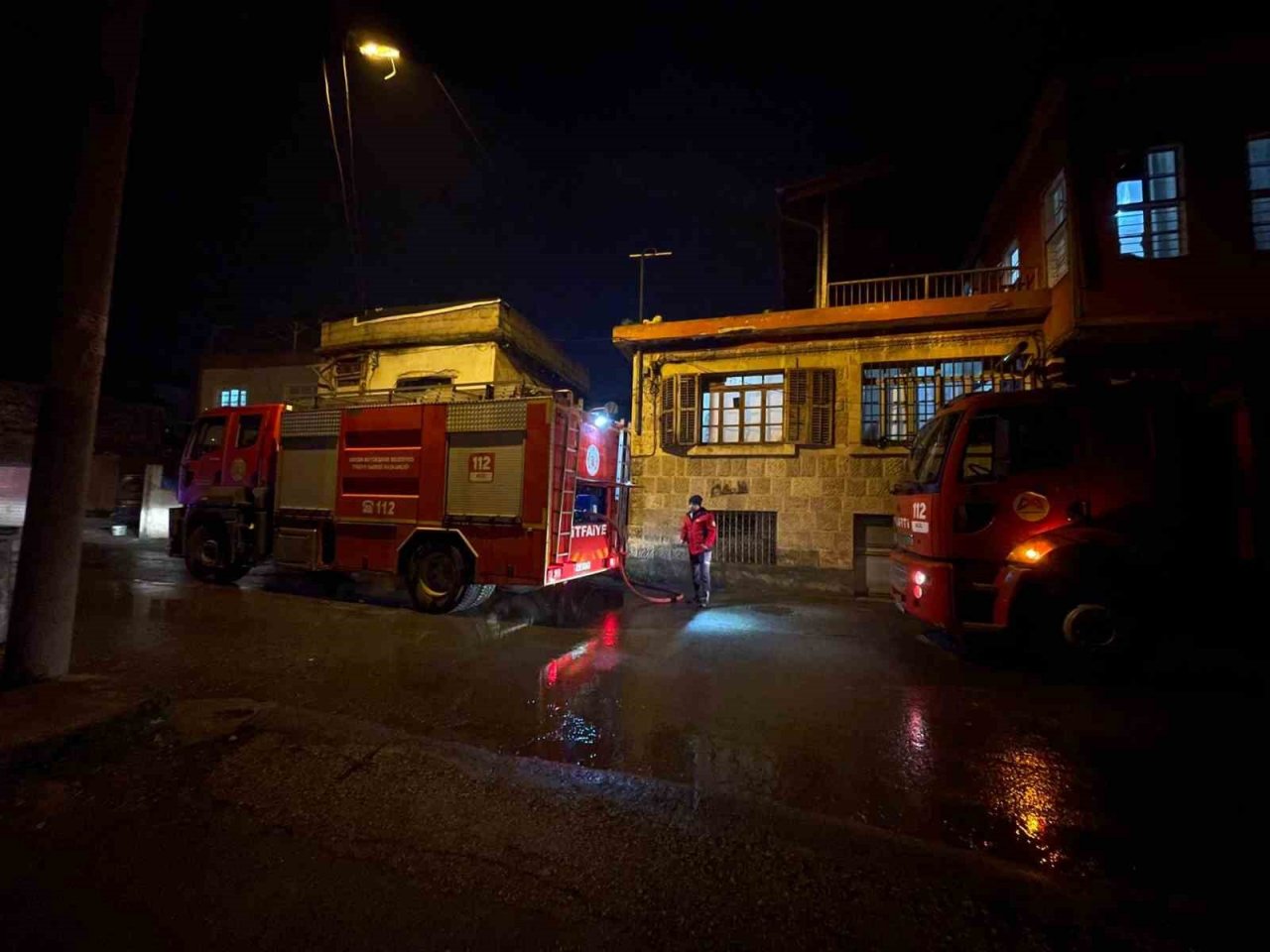 İtfaiye ekipleri yangında 5 çocuğu kurtardı