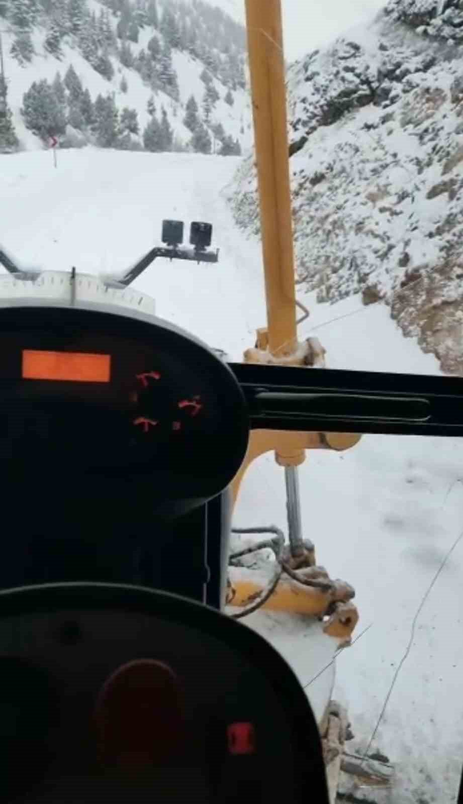 Kış yeni geldi: Adana’da da karla mücadele başladı