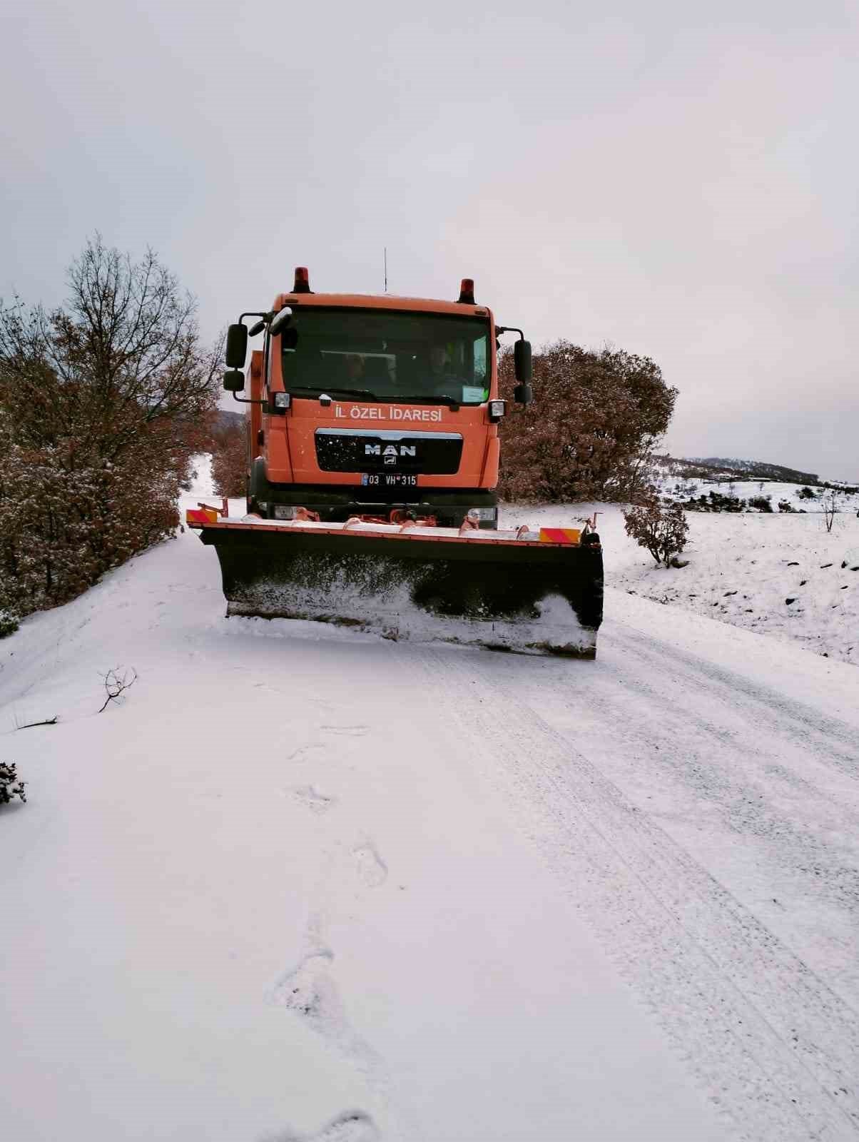 Afyonkarahisar’da karla mücadele çalışmaları başladı