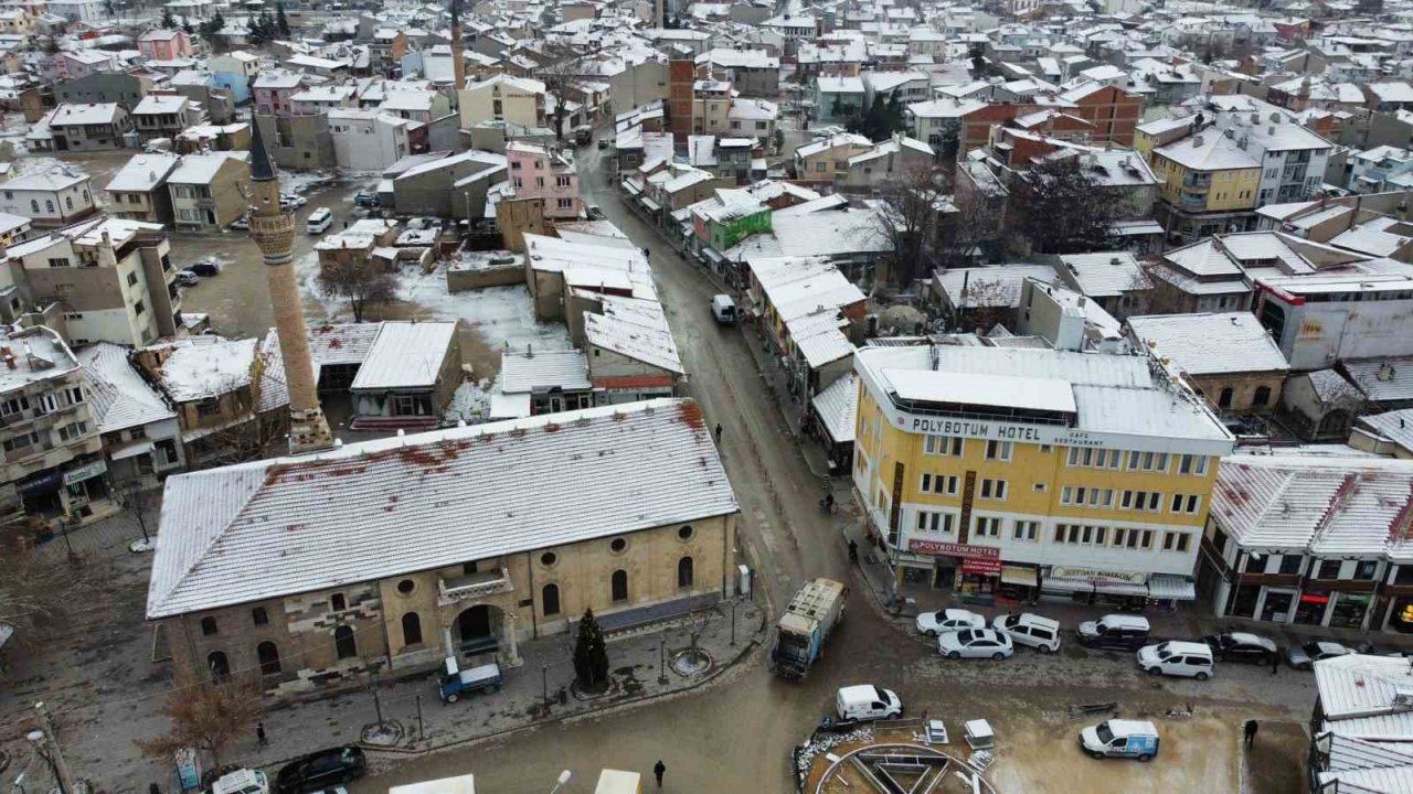 Kar yağdığı çatılardaki birikintilerden anlaşıldı