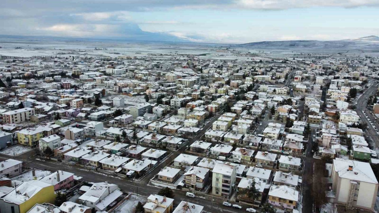 Kar yağdığı çatılardaki birikintilerden anlaşıldı