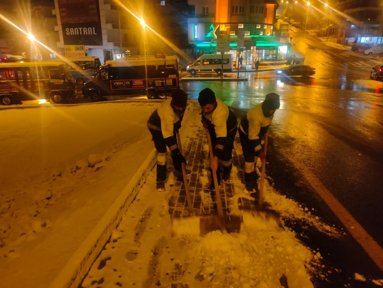 Keçiören’de karla mücadele aralıksız devam ediyor
