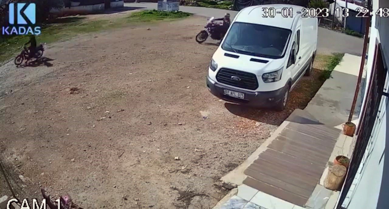 Polisle şüphelinin kovalamacasına katıldı, gelişmeleri an be an aktardı