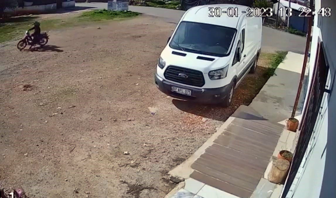 Polisle şüphelinin kovalamacasına katıldı, gelişmeleri an be an aktardı