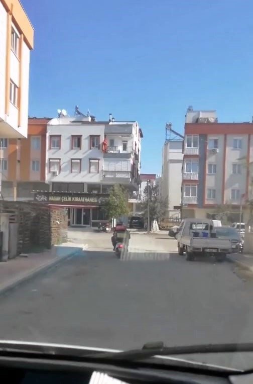 Polisle şüphelinin kovalamacasına katıldı, gelişmeleri an be an aktardı