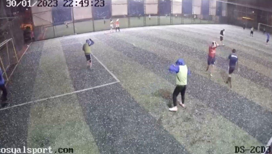 Doluya halı sahada yakalandılar, kaçacak yer aradılar