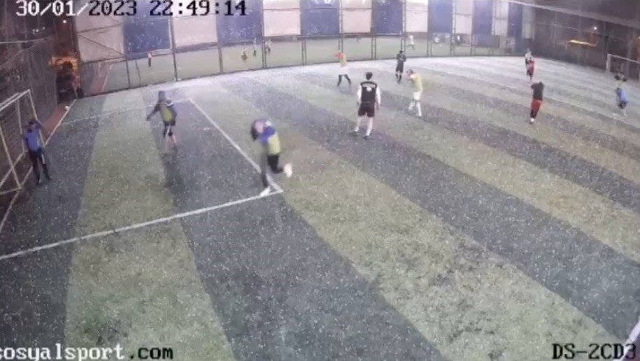 Doluya halı sahada yakalandılar, kaçacak yer aradılar