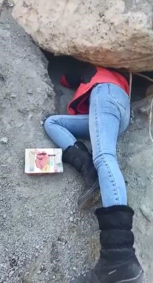 Yıkılan beton bloklarda mahsur kalan yavru köpekler, iş makinesi yardımıyla kurtarıldı