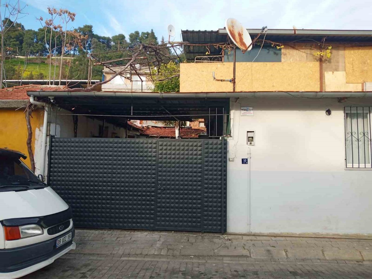 Kangal köpeğini atlatan hırsız, kamerayı görünce kayıplara karıştı