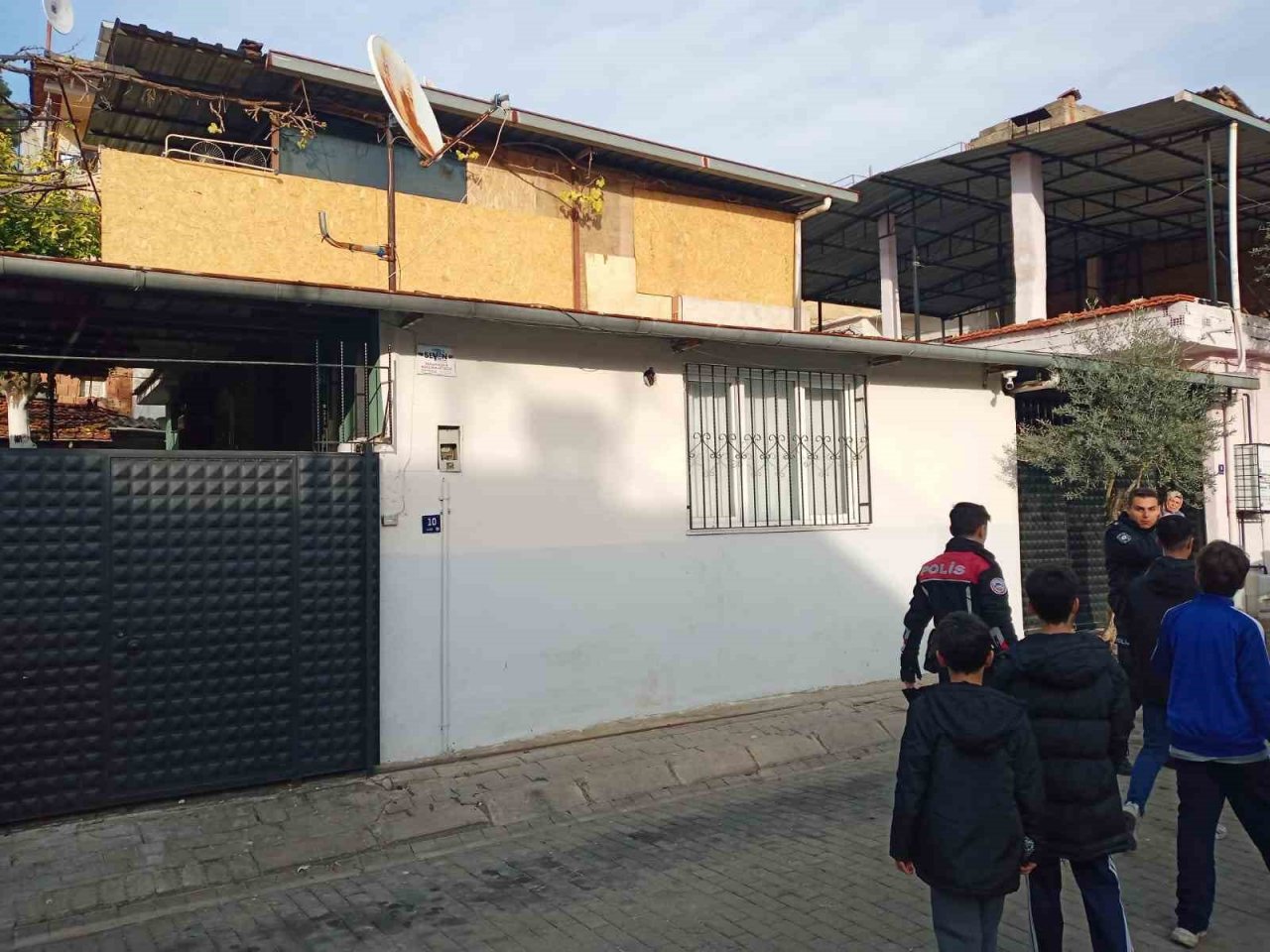 Kangal köpeğini atlatan hırsız, kamerayı görünce kayıplara karıştı