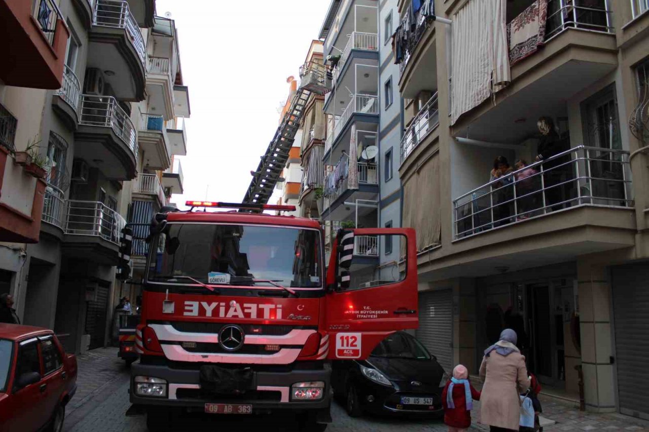 İtfaiye ekipleri alevlere kapıyı kırarak müdahale etti
