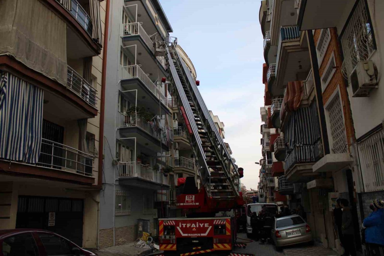 İtfaiye ekipleri alevlere kapıyı kırarak müdahale etti