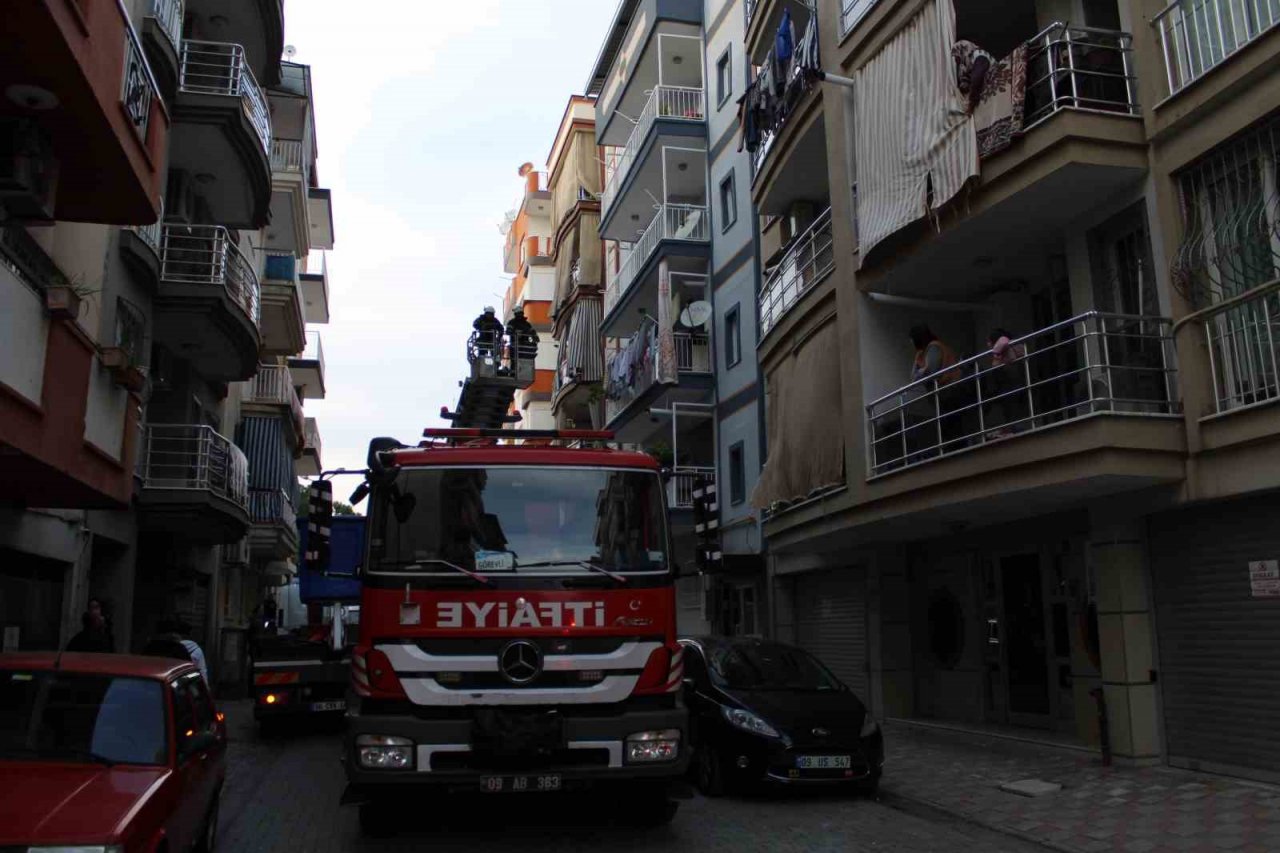 İtfaiye ekipleri alevlere kapıyı kırarak müdahale etti