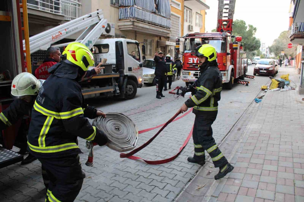 İtfaiye ekipleri alevlere kapıyı kırarak müdahale etti