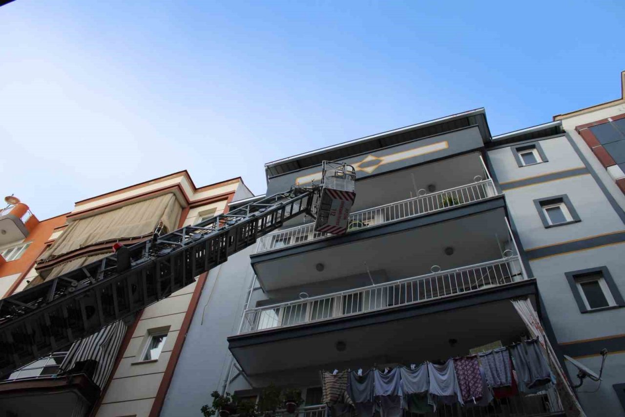 İtfaiye ekipleri alevlere kapıyı kırarak müdahale etti