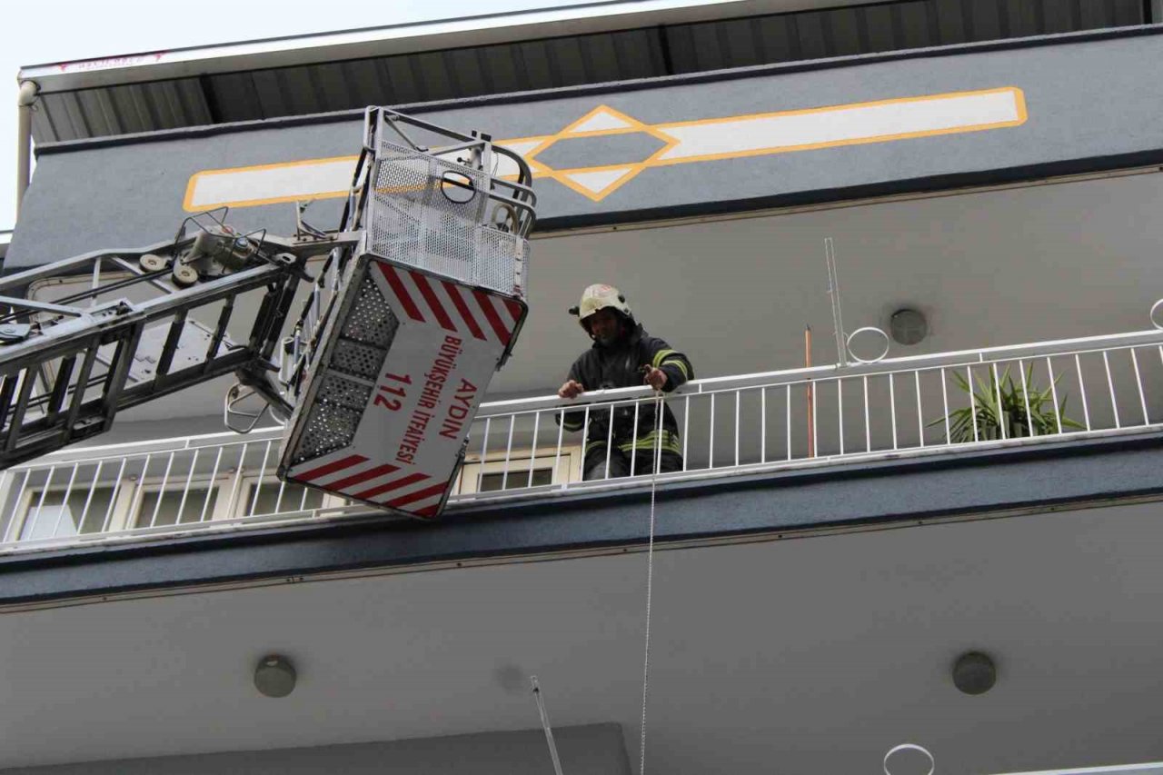 İtfaiye ekipleri alevlere kapıyı kırarak müdahale etti