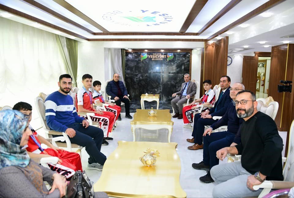 Başkan Çınar, şampiyon sporcuları ağırladı