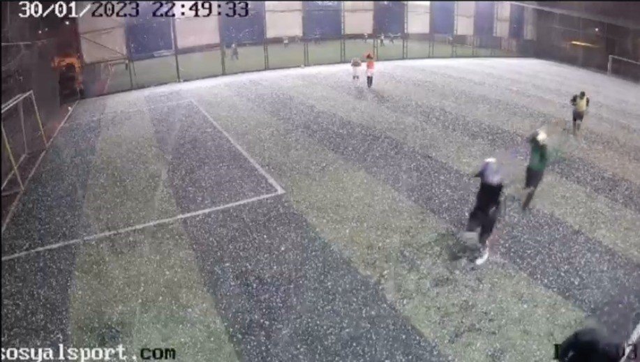 Doluya halı sahada yakalandılar, kaçacak yer aradılar