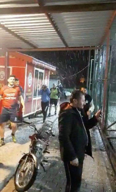 Doluya halı sahada yakalandılar, kaçacak yer aradılar