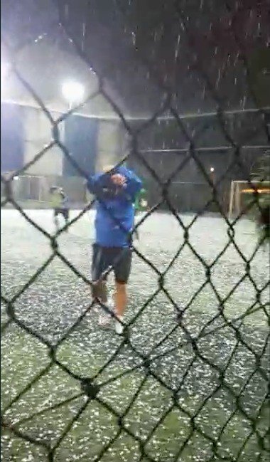 Doluya halı sahada yakalandılar, kaçacak yer aradılar