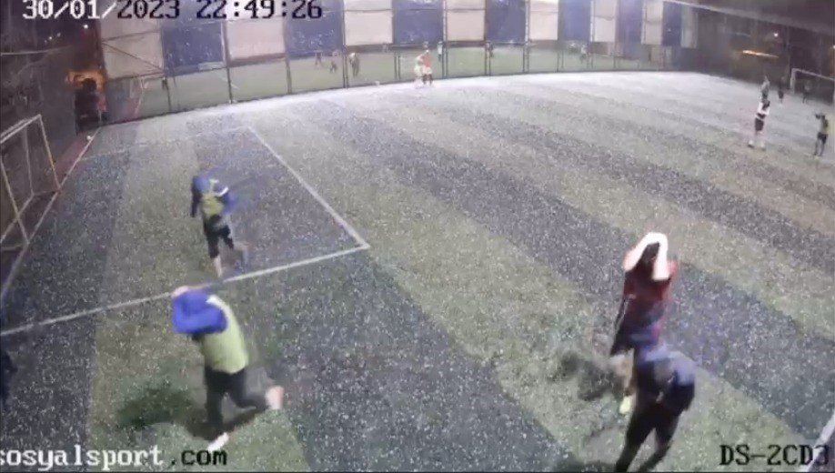 Doluya halı sahada yakalandılar, kaçacak yer aradılar