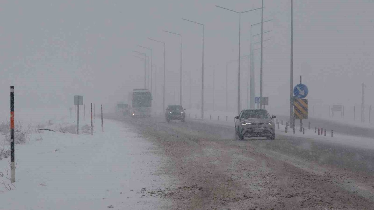 Bitlis’te yoğun kar yağışı ve tipi hayatı olumsuz etkiliyor