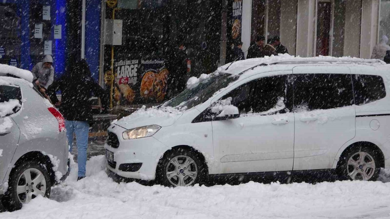 Bitlis’te yoğun kar yağışı ve tipi hayatı olumsuz etkiliyor